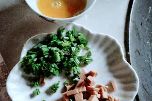 鸡蛋火腿肠炒饭的做法图解1