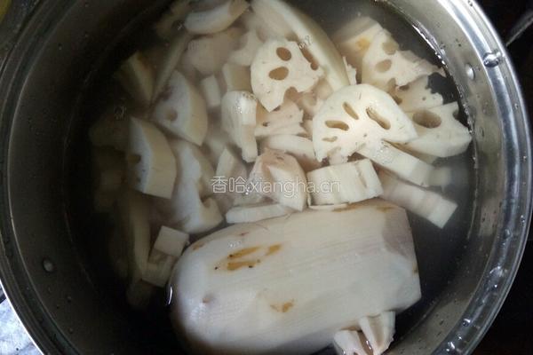 莲藕骨头汤的做法图解2