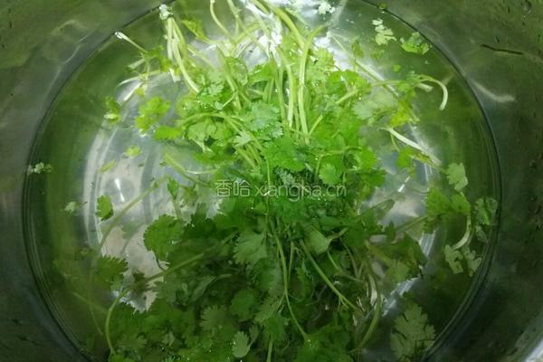 香菜拌牛肉的做法图解1