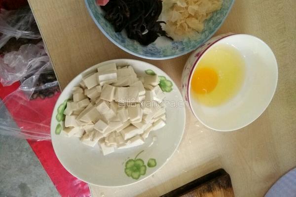 木耳豆腐羹的做法图解1