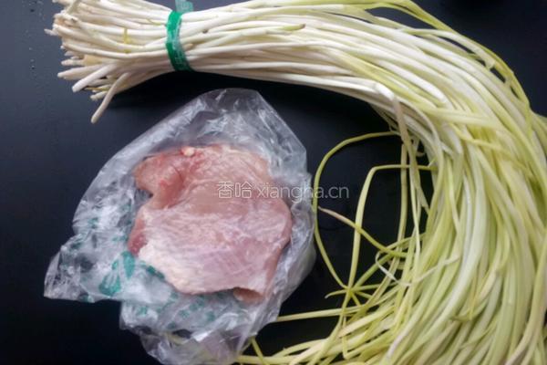 蒜黄炒肉的做法图解1