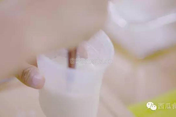 椰丝小方的做法图解1