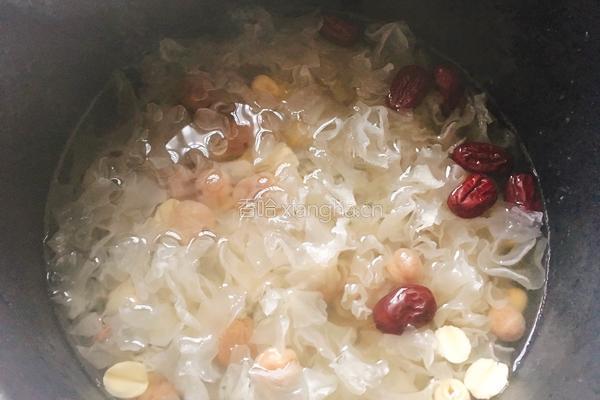 桂圆莲子银耳羹的做法图解6