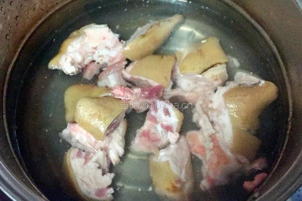 白萝卜猪蹄汤的做法图解1