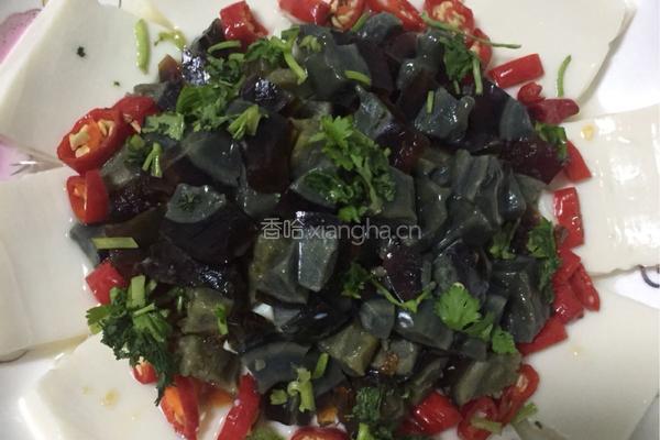 皮蛋豆腐的做法图解2