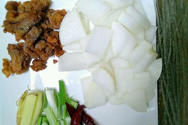 酥肉萝卜炖粉条的做法图解1