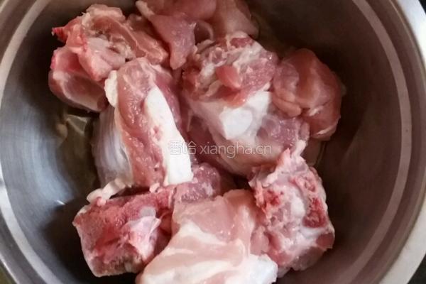 甜玉米排骨汤的做法图解1