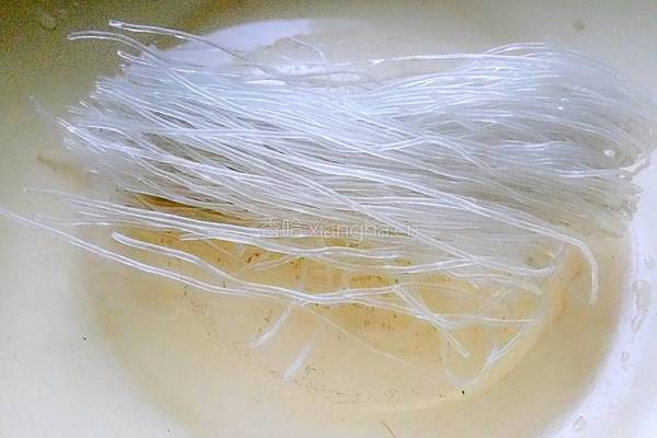 虾米白菜粉丝素汤的做法图解1