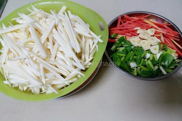 茭白素炒的做法图解2