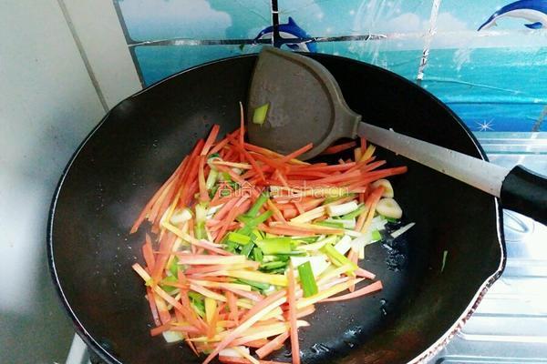 茭白素炒的做法图解3