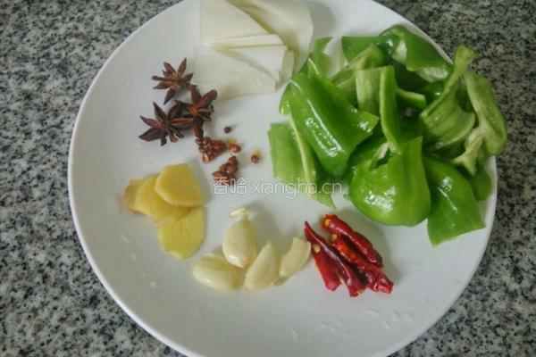 土豆炖鸡肉的做法图解2