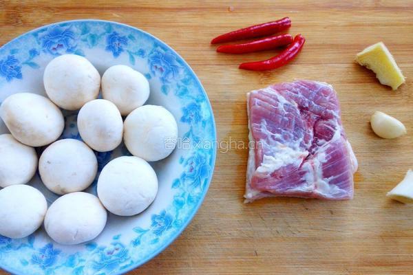 口蘑炒肉的做法图解1