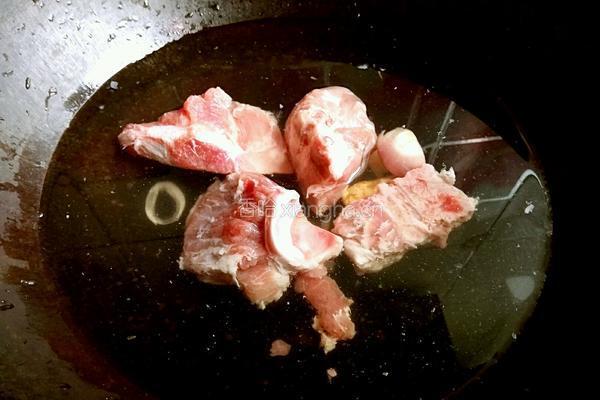 排骨茨实薏米莲藕祛湿汤的做法图解2