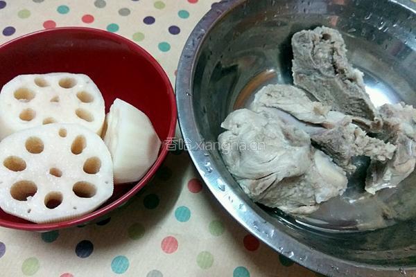 排骨茨实薏米莲藕祛湿汤的做法图解3