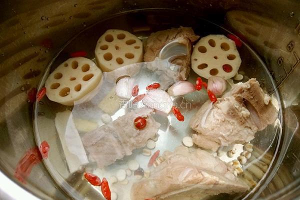 排骨茨实薏米莲藕祛湿汤的做法图解5