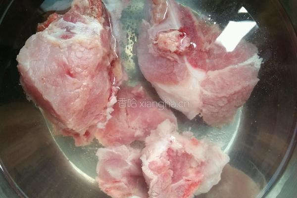 胡萝卜玉米骨头汤的做法图解1