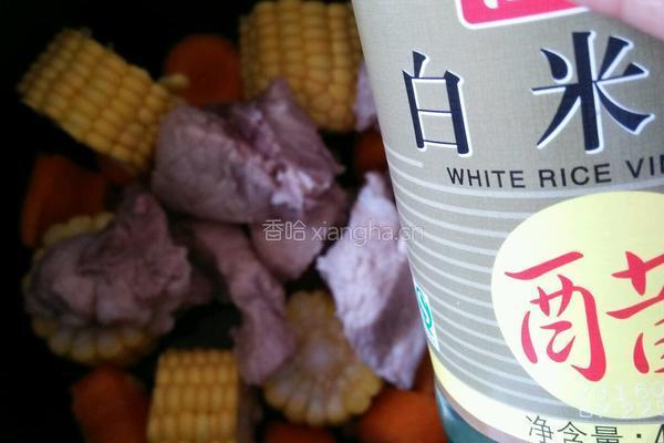 胡萝卜玉米骨头汤的做法图解5