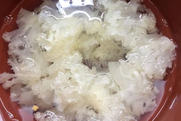 莲子红豆银耳汤的做法图解2