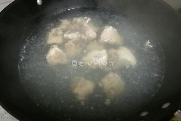 莲藕煨排骨的做法图解1
