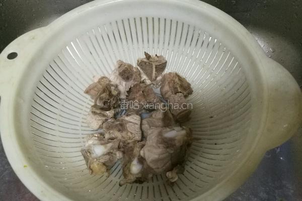莲藕煨排骨的做法图解2