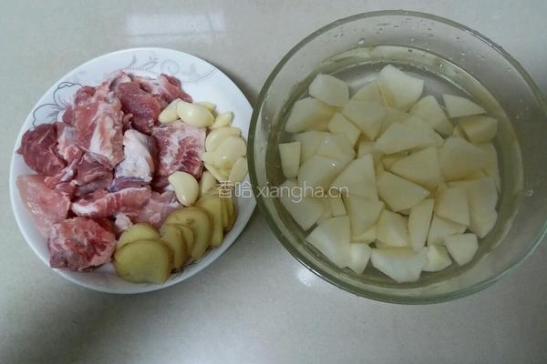 土豆烧排骨的做法图解1
