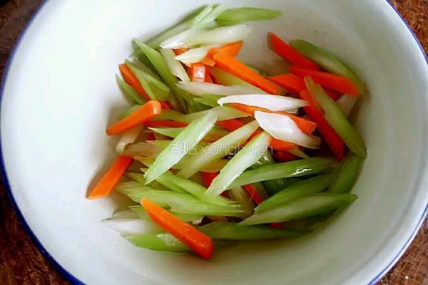 西芹炒腰果的做法图解10