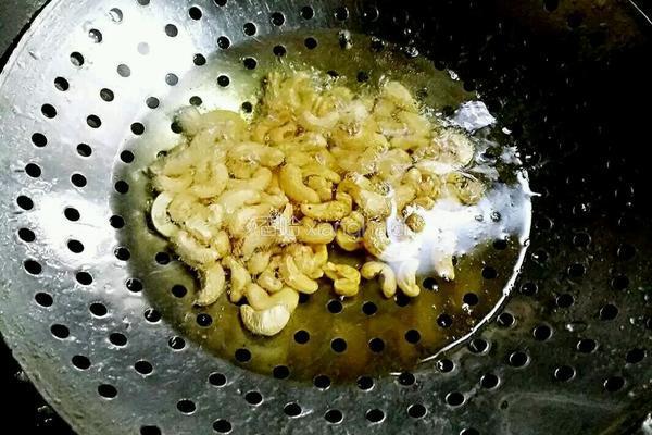西芹炒腰果的做法图解12