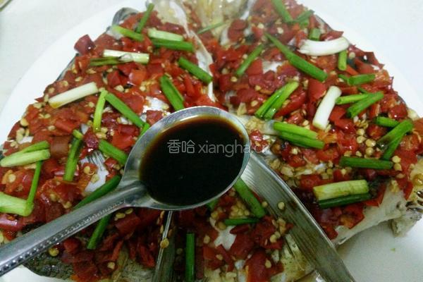 剁椒蒸鱼头的做法图解11