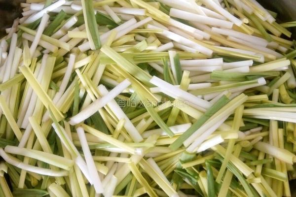 蒜苗豆干炒肉的做法图解1
