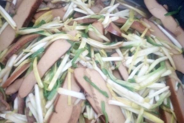 蒜苗豆干炒肉的做法图解7