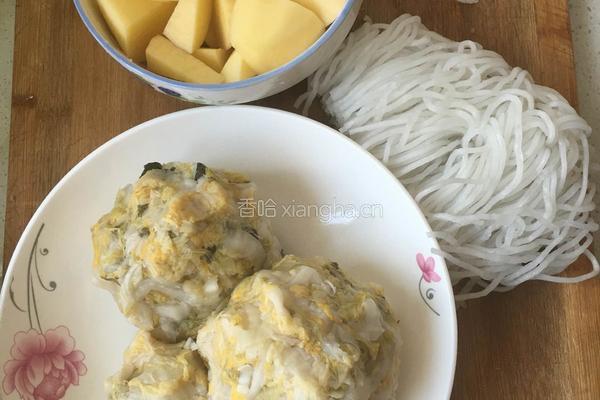 排骨烩酸菜 主食（炸馒头）的做法图解2