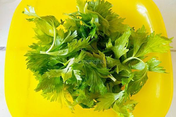 鸡蛋芹菜叶的做法图解1