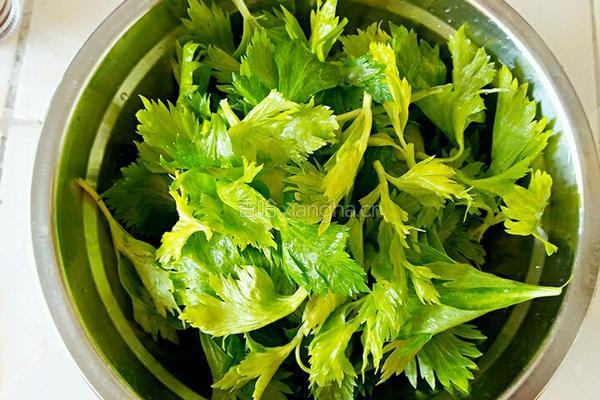 鸡蛋芹菜叶的做法图解3