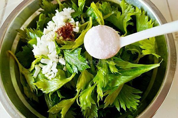 鸡蛋芹菜叶的做法图解4
