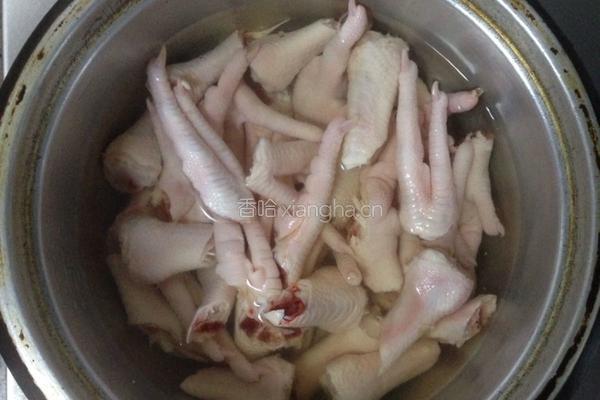 啤酒鸡爪煲的做法图解1
