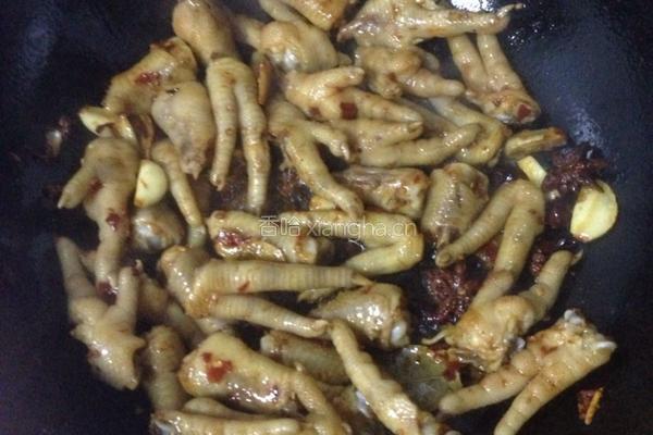 啤酒鸡爪煲的做法图解2