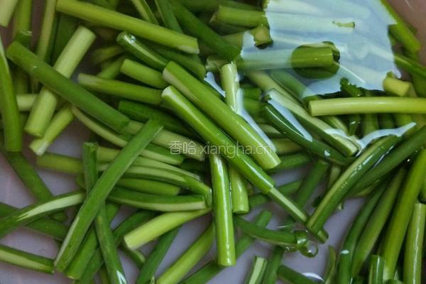 蒜苔炒咸鸭腿的做法图解2