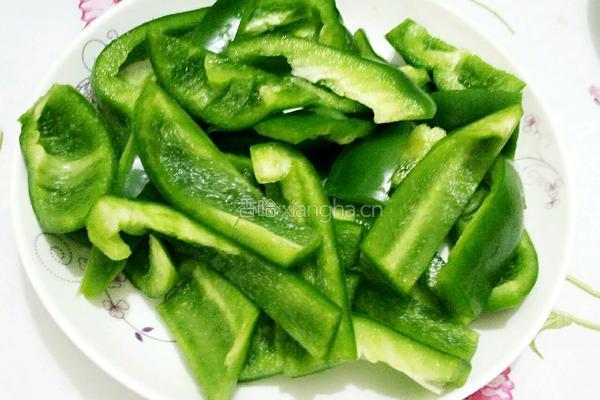 青椒炒牛肉（牛排）的做法图解1
