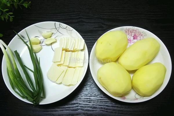 烤风琴土豆的做法图解1
