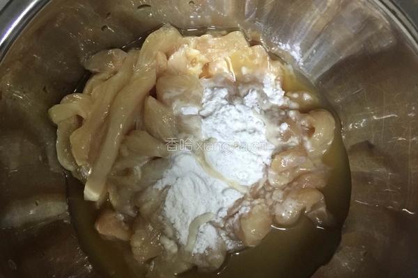 鱼香鸡丝蒜苗的做法图解2