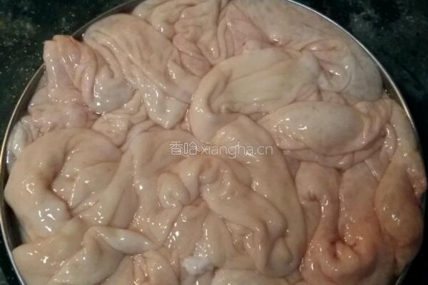 酸菜炒猪大肠的做法图解1