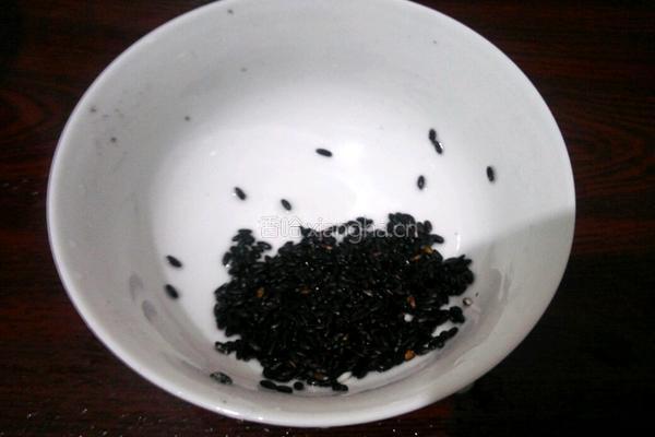 红枣黑米糯米粥的做法图解2