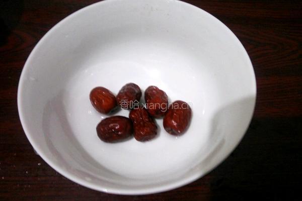 红枣黑米糯米粥的做法图解3