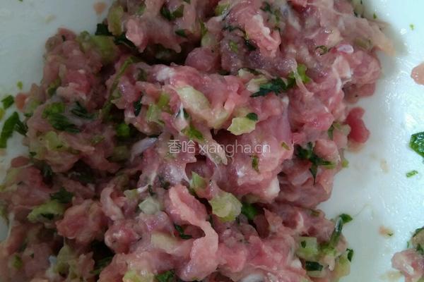 菠菜汁肉饺的做法图解1