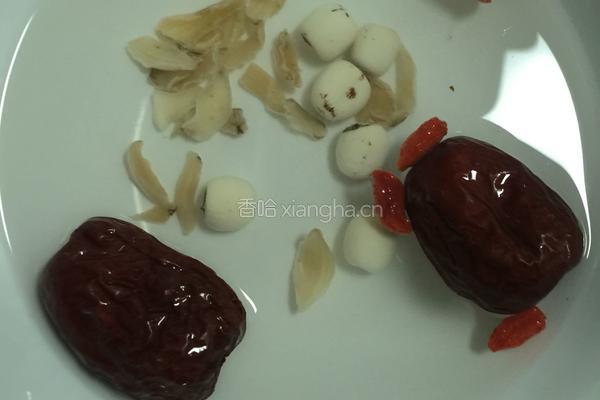 银耳百合莲子红枣枸杞羹的做法图解3