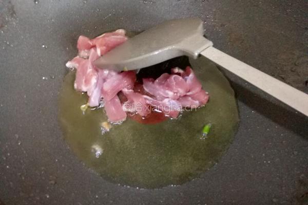 豆芽炒肉的做法图解1