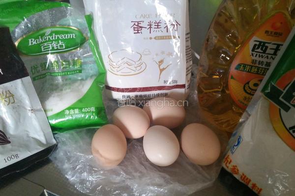 花样巧克力蛋糕卷的做法图解1