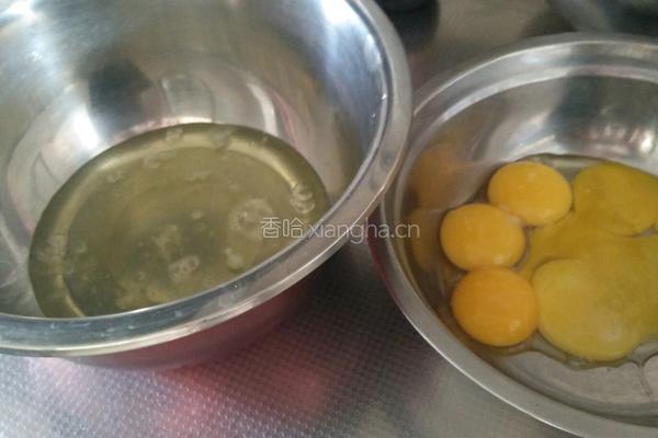 花样巧克力蛋糕卷的做法图解2