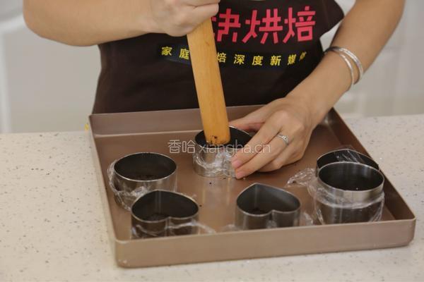 宝宝爱吃的免烤蛋糕——火龙果慕斯蛋糕的做法图解5