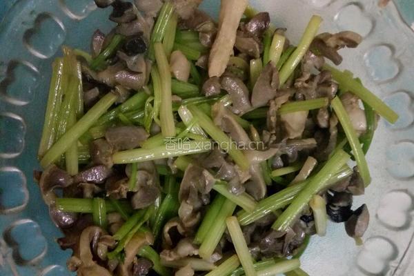 芹菜炒鸡胗的做法图解3